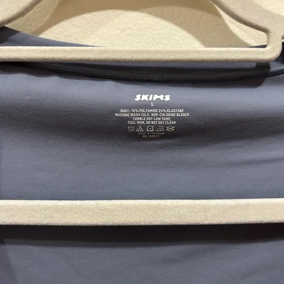 SKIMS - FITS EVERYBODY LONG SLEEVE SCOOP BODYSUIT IN SLATE - Picture 3 of 4